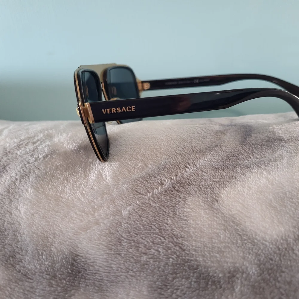 Gucci Black and Gold Men's Sunglasses - Picture 2 of 5